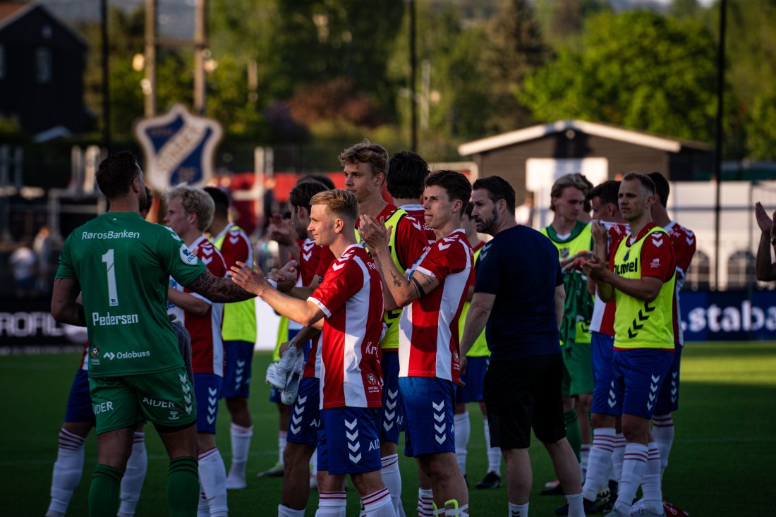 Alle guttene klapper til publikum