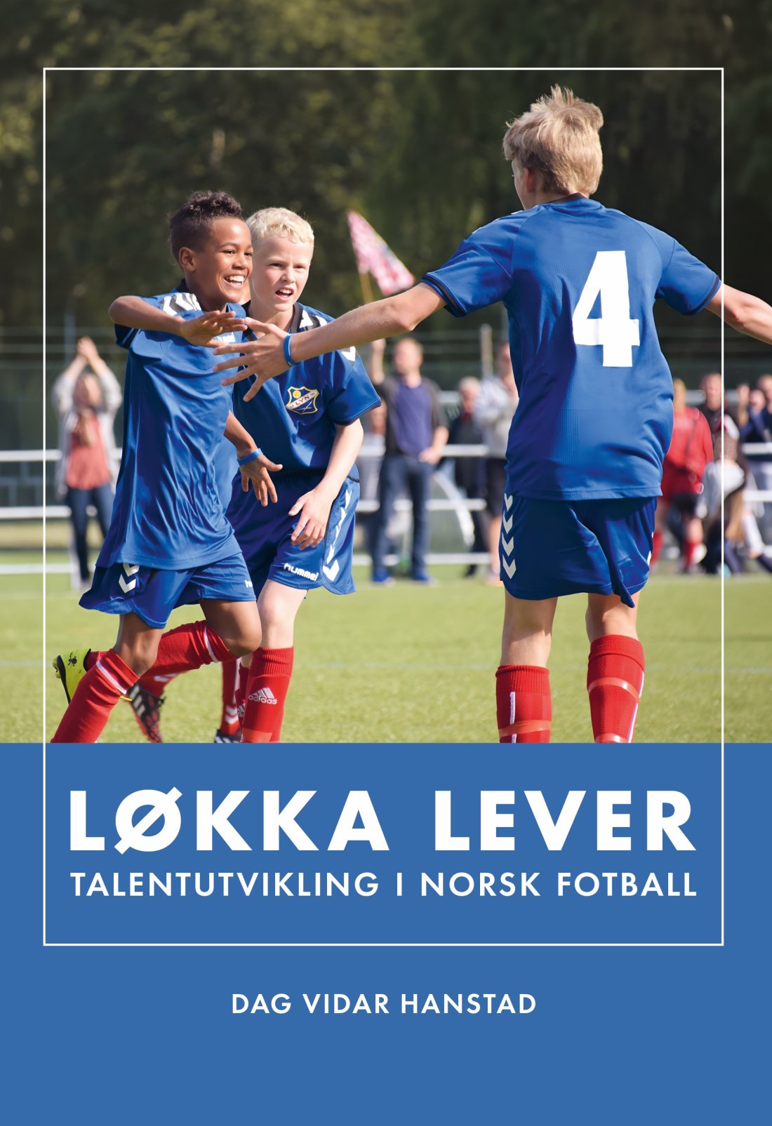 Omslag av boka. På bildet ser vi Oscar Bobb, Mathias Johnsrud Emilsen og Mikkel Tveiten.