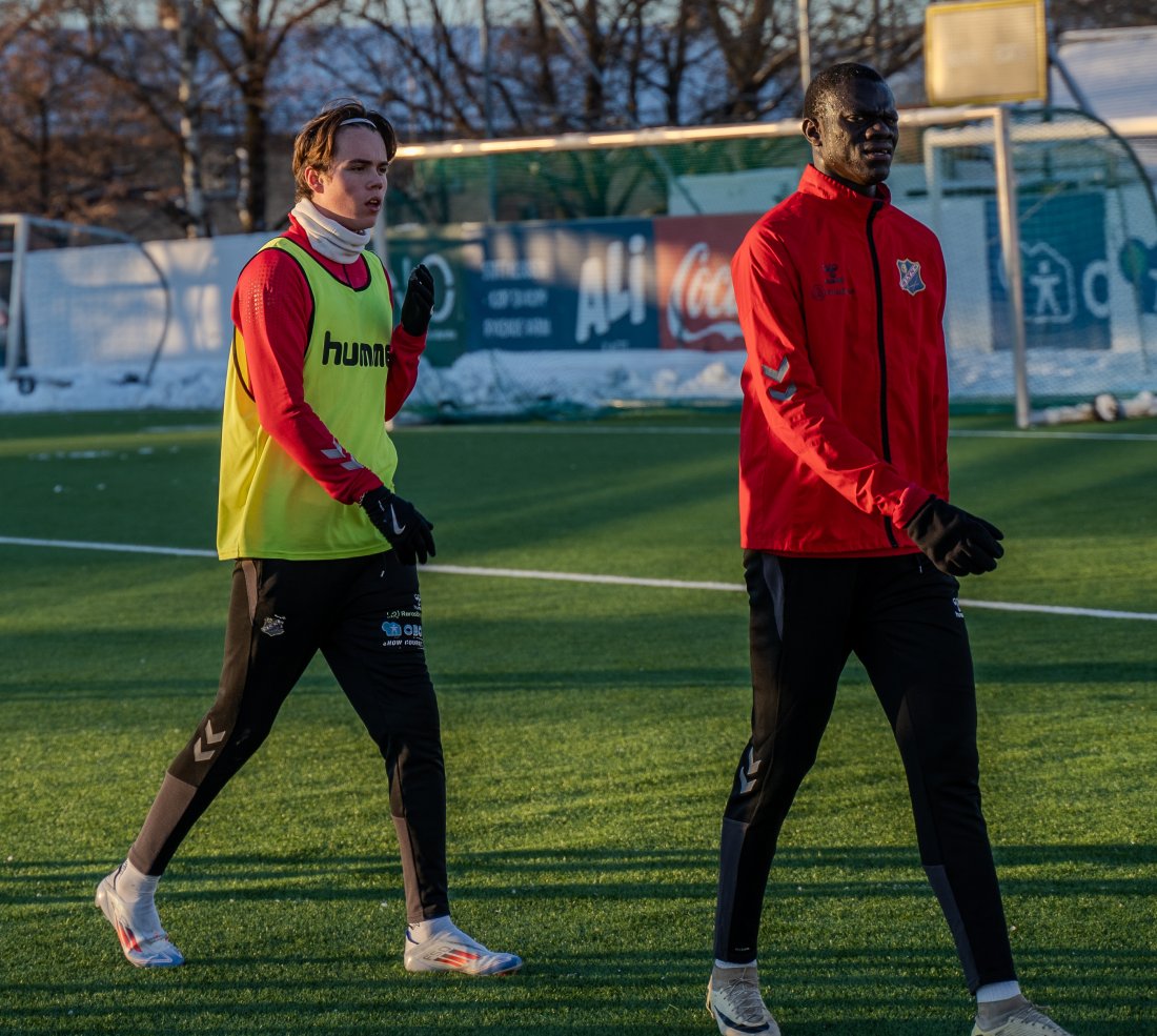 MÅLSCORERE: Magnus Lopez (t.v) hamret inn scoringer for Lyn 2 i fjor, men på fredag fikk han trene med a-laget. Allassane Niang (t.h) har også kommet tilbake etter juleferie i Senegal.