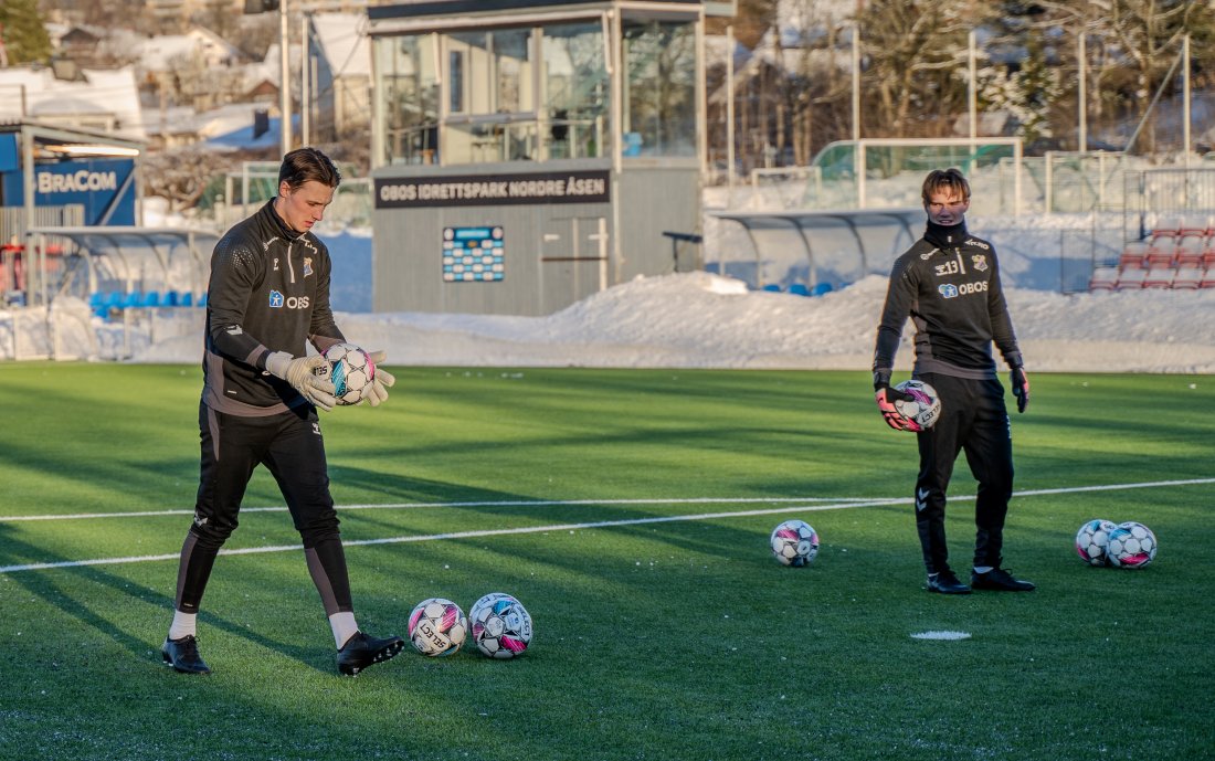 GOD STEMNING: Smilene satt løst hos målvaktene fredag ettermiddag. (f.v) Jesper Nesbakk Wold og Marius Devor Lunde.