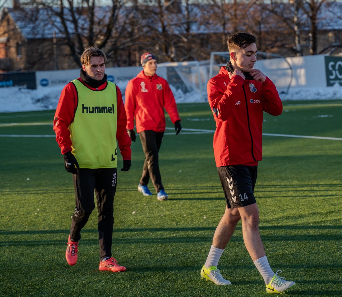 MIDTBANEDUO: Tobias Myhre og Eron Isufi. I bakgrunn kan vi skimte Lyn2-spiller Trond Alvarez som også trente med a-laget fredag ettermiddag.