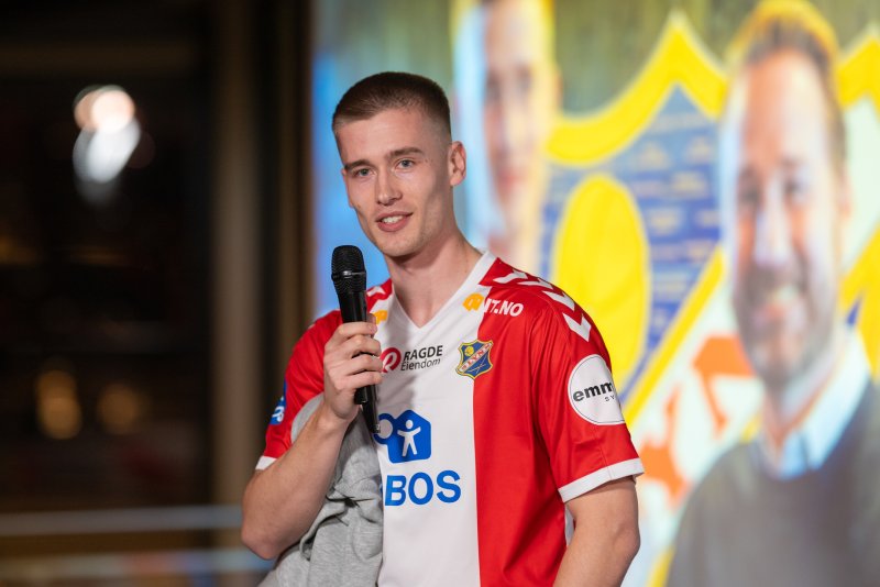 Ådne ble presentert som Lyn-spiller under fredagens kick-off med Bastionen. FOTO: Lars Opstad.